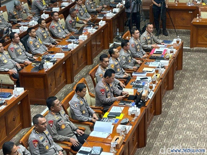 Rapat Kapolri bersama Komisi III DPR, Senin (11/11/2024).