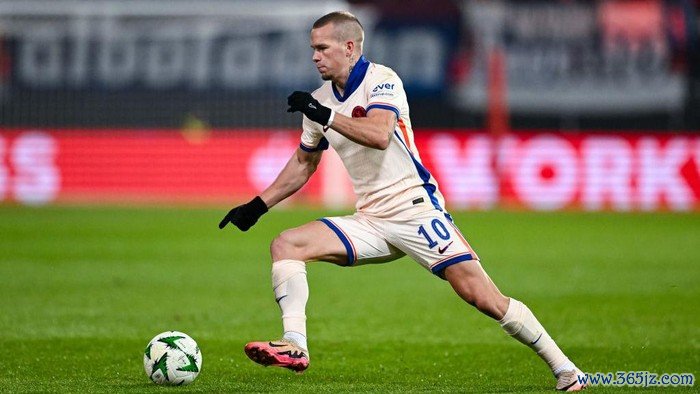 HEIDENHEIM, GERMANY - NOVEMBER 28: Mykhaylo Mudryk of Chelsea FC in action during the UEFA Conference League 2024/25 League Phase MD4 match between 1. FC Heidenheim 1846 and Chelsea FC at Voith-Arena on November 28, 2024 in Heidenheim, Germany. (Photo by Daniel Kopatsch/Getty Images)